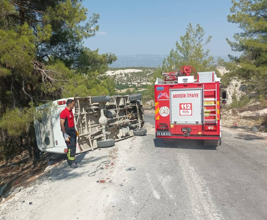 Mersin'de tarım işçilerini taşıyan minibüs devrildi: 7 yaralı 8